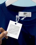Close-up de uma etiqueta com tecnologia RFID.